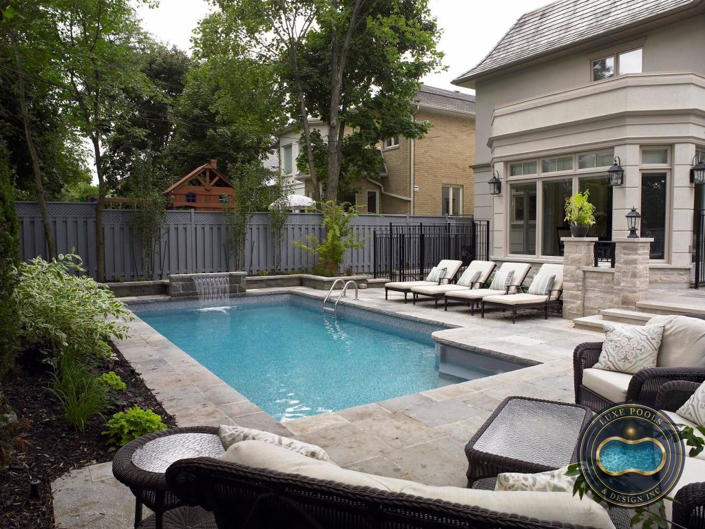 Custom vinyl liner swimming pool built by Luxe Pools in the GTA